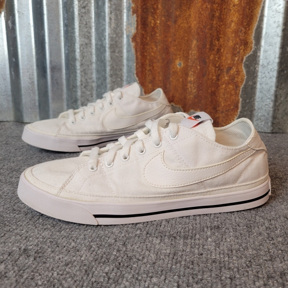 Nike Woman's White Canvas Sneakers‎ - Picture 1 of 5